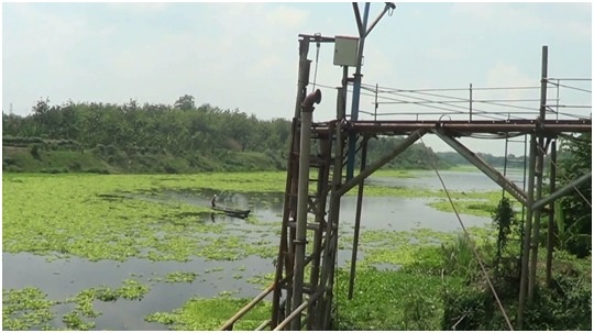 Penampakan Sungai Bengawan Solo di Blora yang menghitam