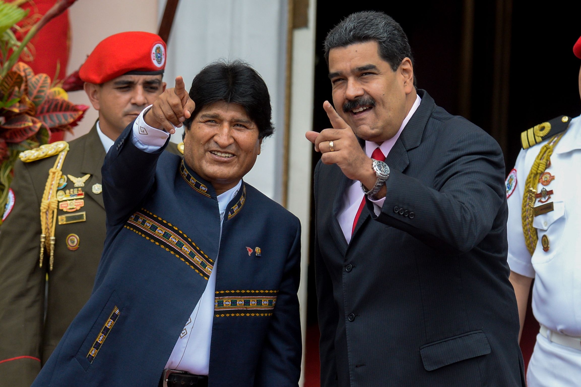 Presiden Venezuela Nicolas Maduro (kanan) bersama Presiden Bolivia Evo Morales