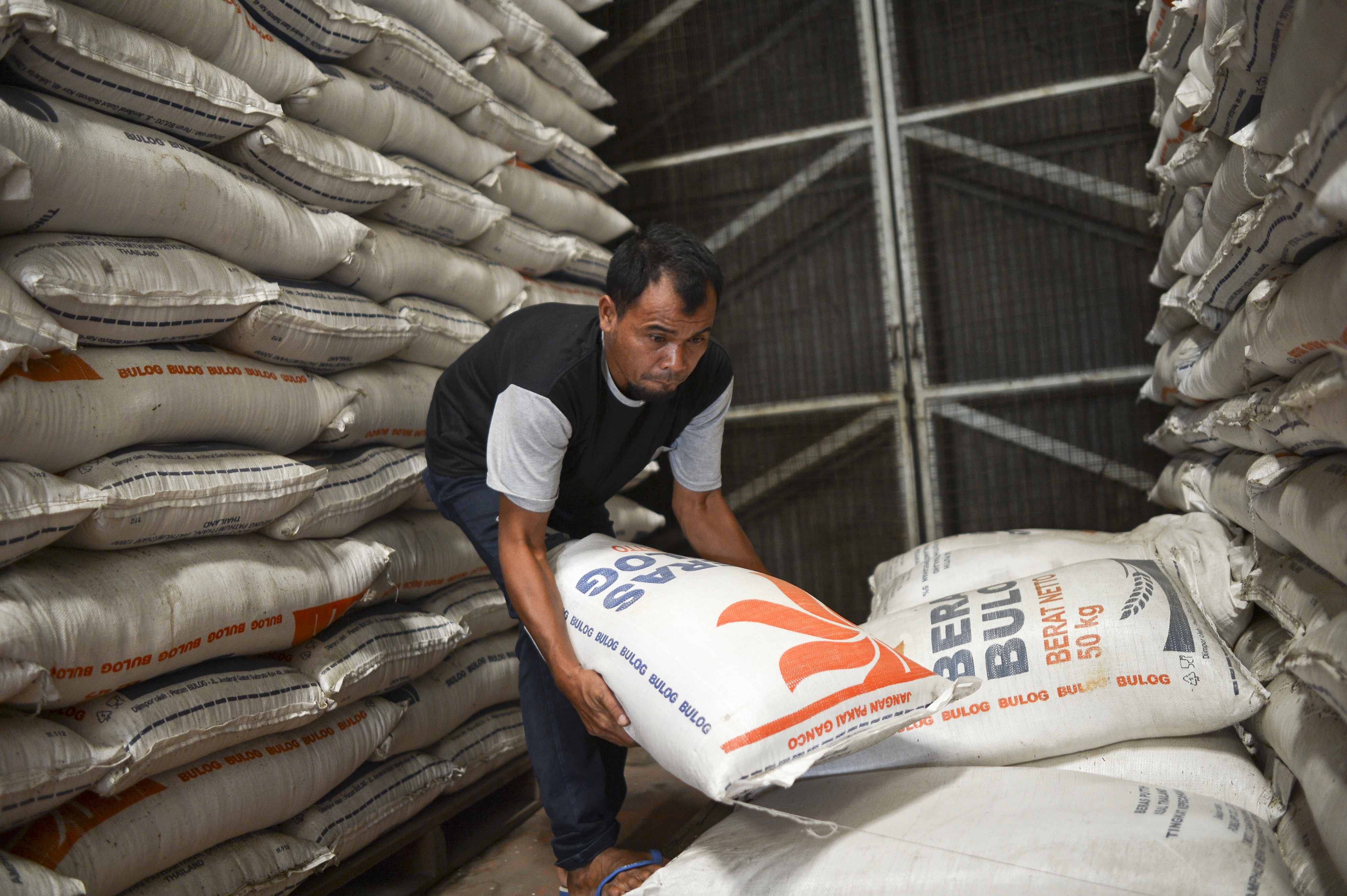 Selama kemarau pasokan beras saat ini yang ada digudang mencapai 7.000 ton untuk memenuhi kebutuhan masyarakat di Provinsi Bengkulu.