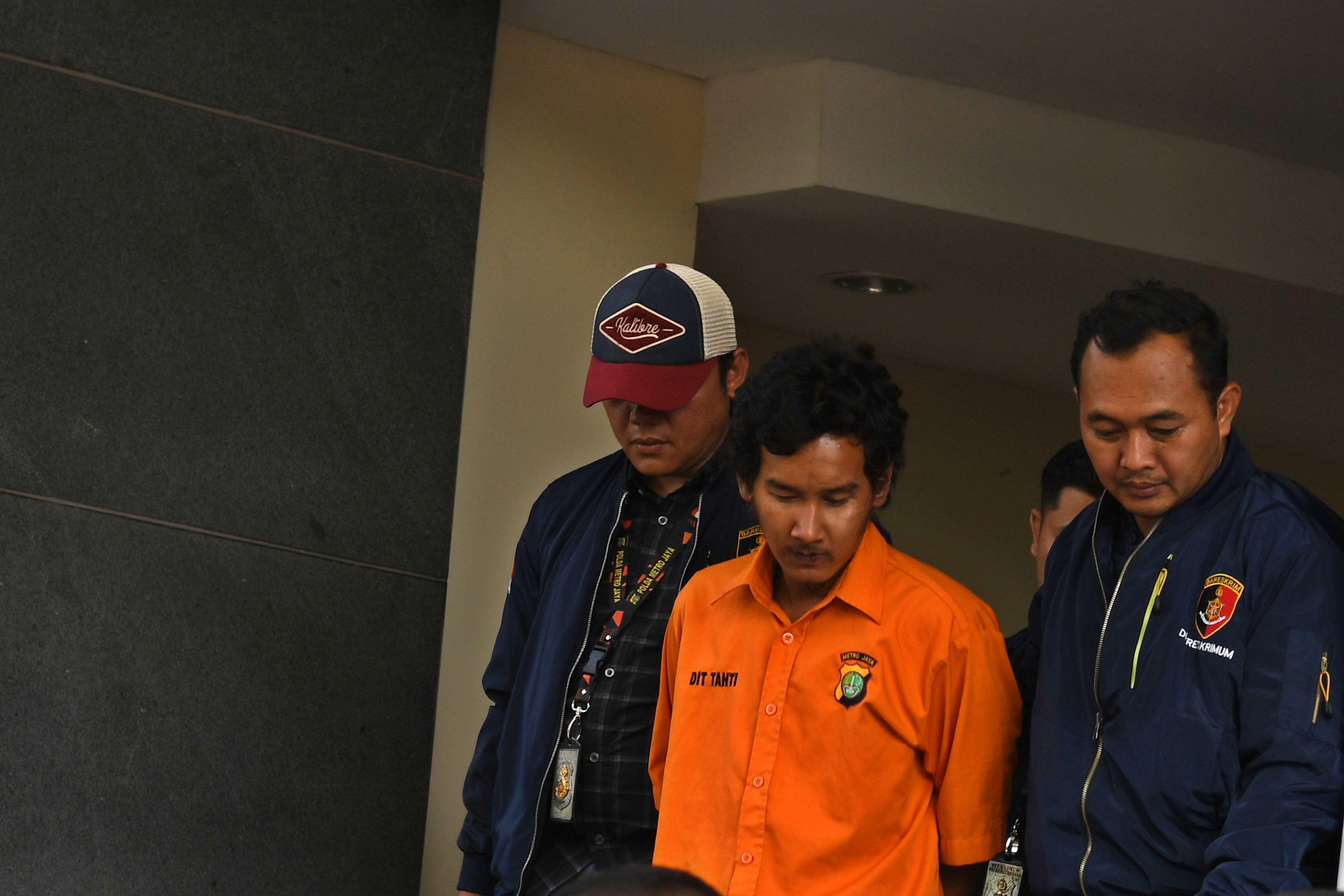 Polisi mengawal tersangka penyiraman air keras, VY