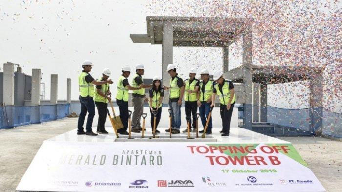 Jajaran manajemen PT. Jaya Real Property, Tbk melakukan prosesi Topping Off Tower B Apartemen Emerald Bintaro di Bintaro 