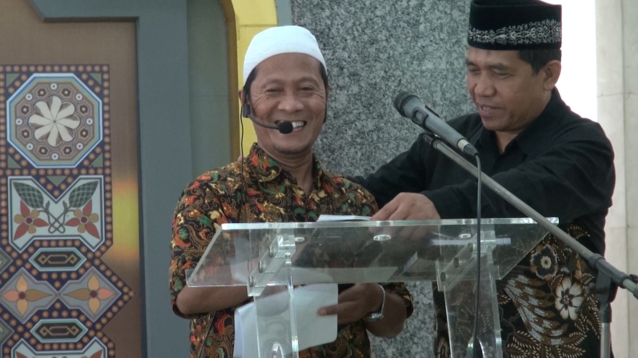 Ustaz Zakaria Syihabuddin sedang melatih peserta berbicara di depan publik. 