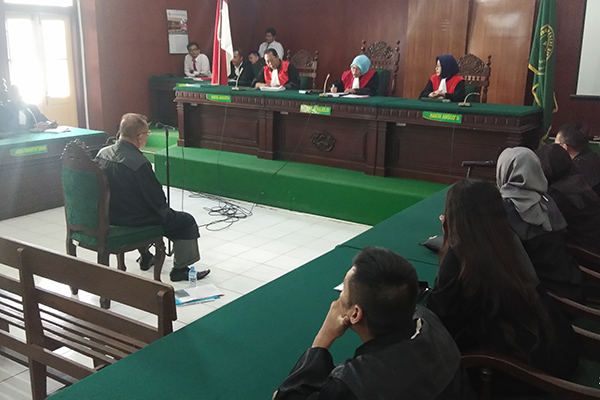Disidang Kasus Gelar Palsu, Terdakwa Kenakan Baju Toga