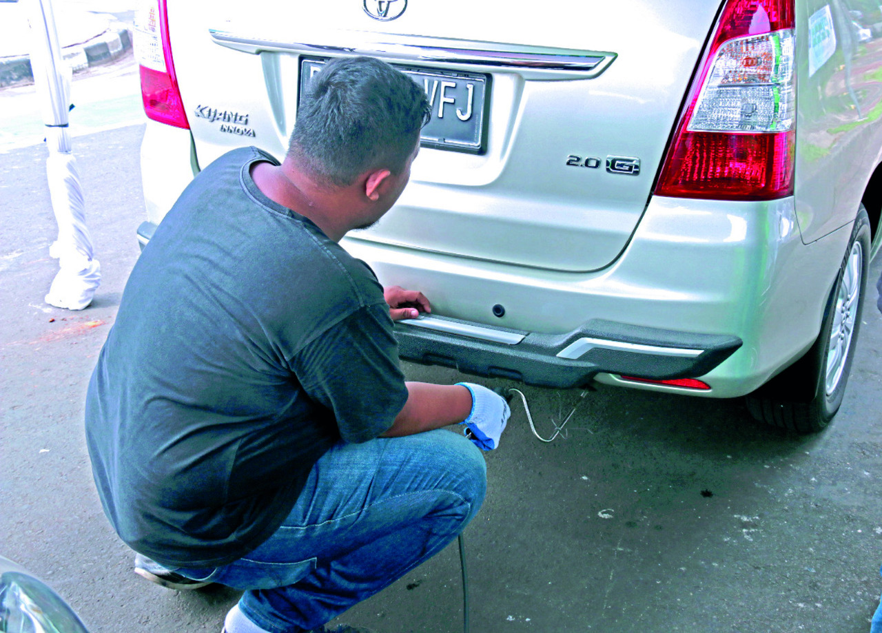 Warga melakukan uji emisi gratis yang diselenggarakan oleh Sudin Lingkungan Hidup di tiap wilayah.