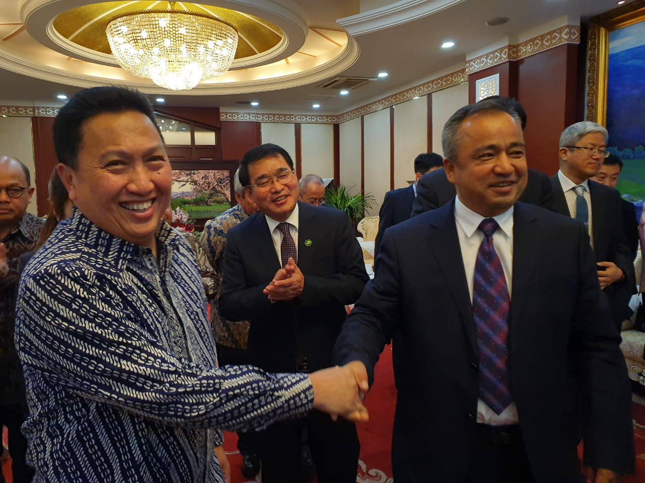 Direktur Utama Adaro, Garibaldi Thohir, berkunjung ke Kantor Gubernur di Urumqi, Xinjiang, Jumat (15/11), dan disambut Wagub Arken Tuniyazi.