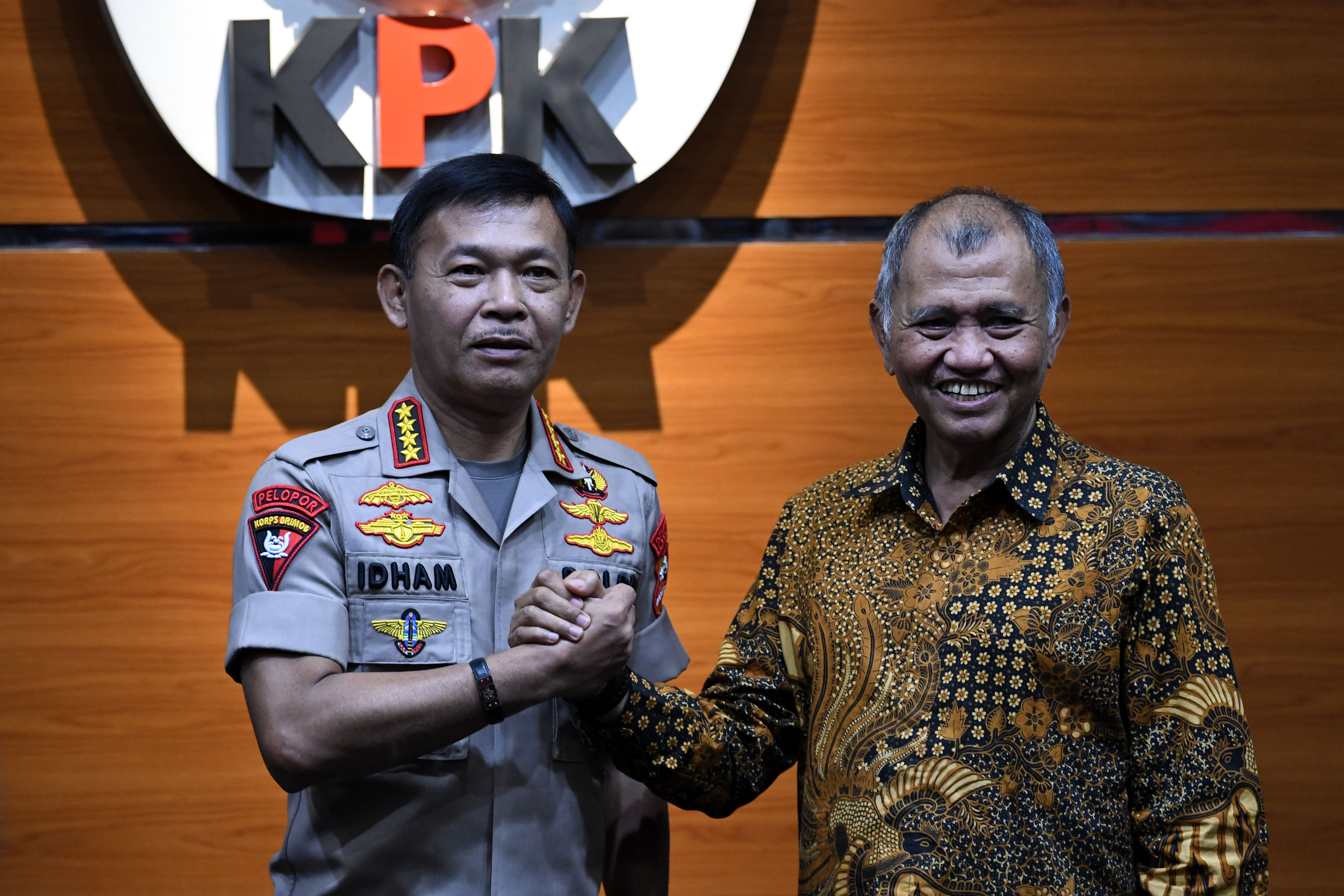 Kapolri Jenderal Idham Azis (kiri) menjabat tangan Ketua Komisi Pemberantasan Korupsi (KPK) Agus Rahardjo di Gedung KPK, Jakarta, hari ini.