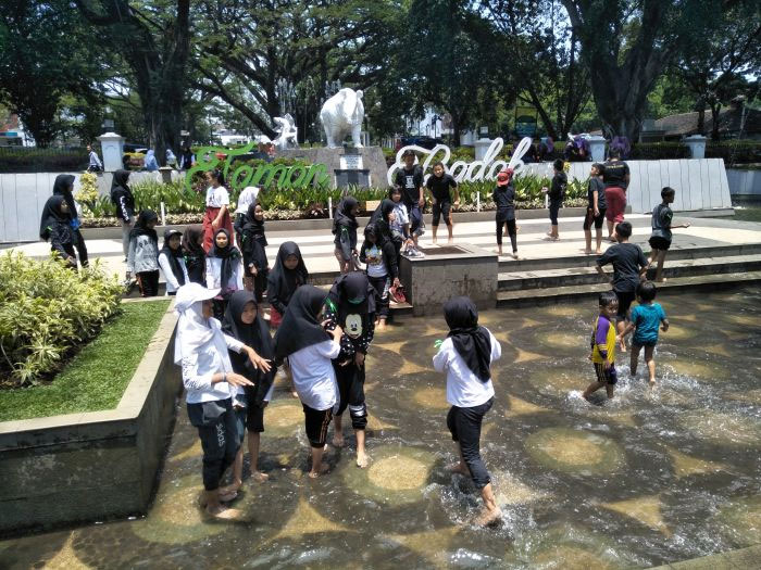 Anak-anak SD bermain di Taman Air Balai Kota Bandung saat jam kelas, Kamis (7/11/2019). Hari ini anak-anak sekolah belajar di luar kelas. 