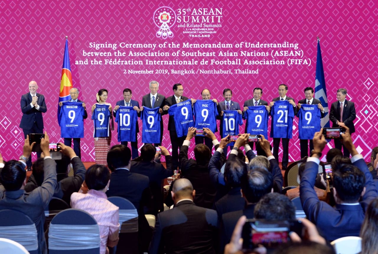 Pemimpin ASEAN dengan jersey bernomor punggung dari FIFA