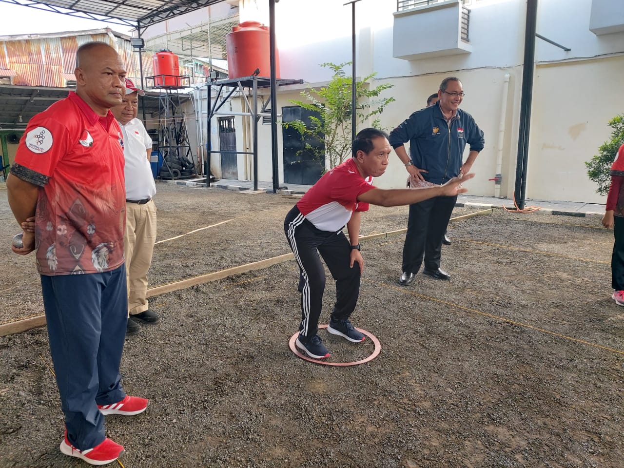 Menpora Zainudin Amali saat mencoba olahraga petanque di Kampus B Universitas Negeri Jakarta, Rawamangun, Jakarta Timur, Jumat (15/11)..