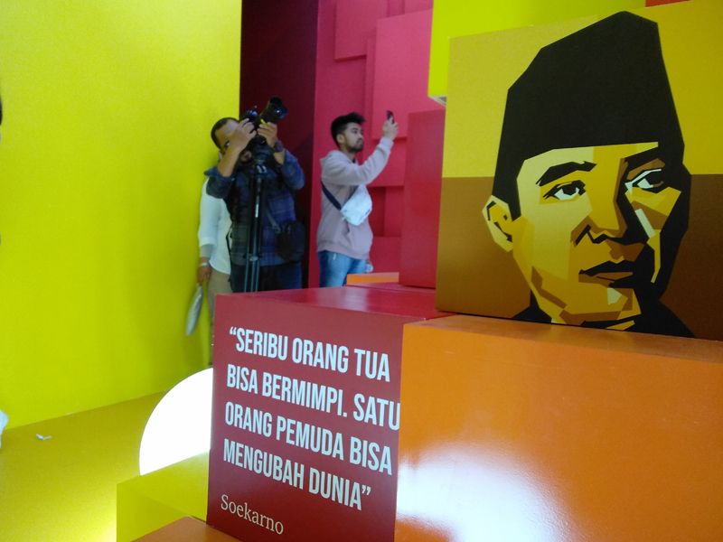 Pengunjung berada di ruang kutipan sosok inspiratif di 'Generasi #BisaBanget Playspace', Senayan City Mall, Tanah Abang, Jakarta, Kamis (14/