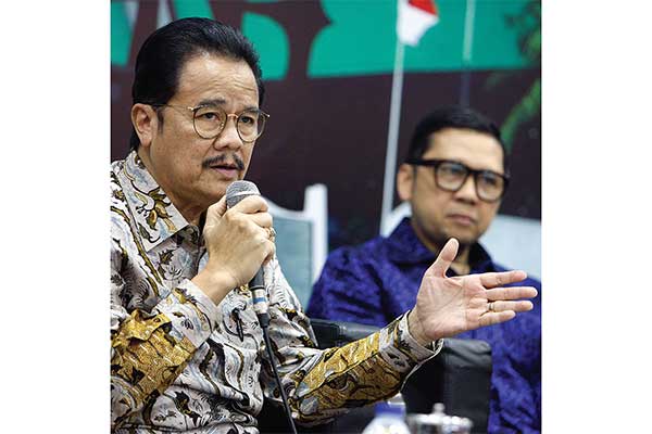 Ketua Komite I DPD Agustin Teras Narang (kiri) didampingi Ketua Komisi II DPR Ahmad Doli Kurnia Tandjung