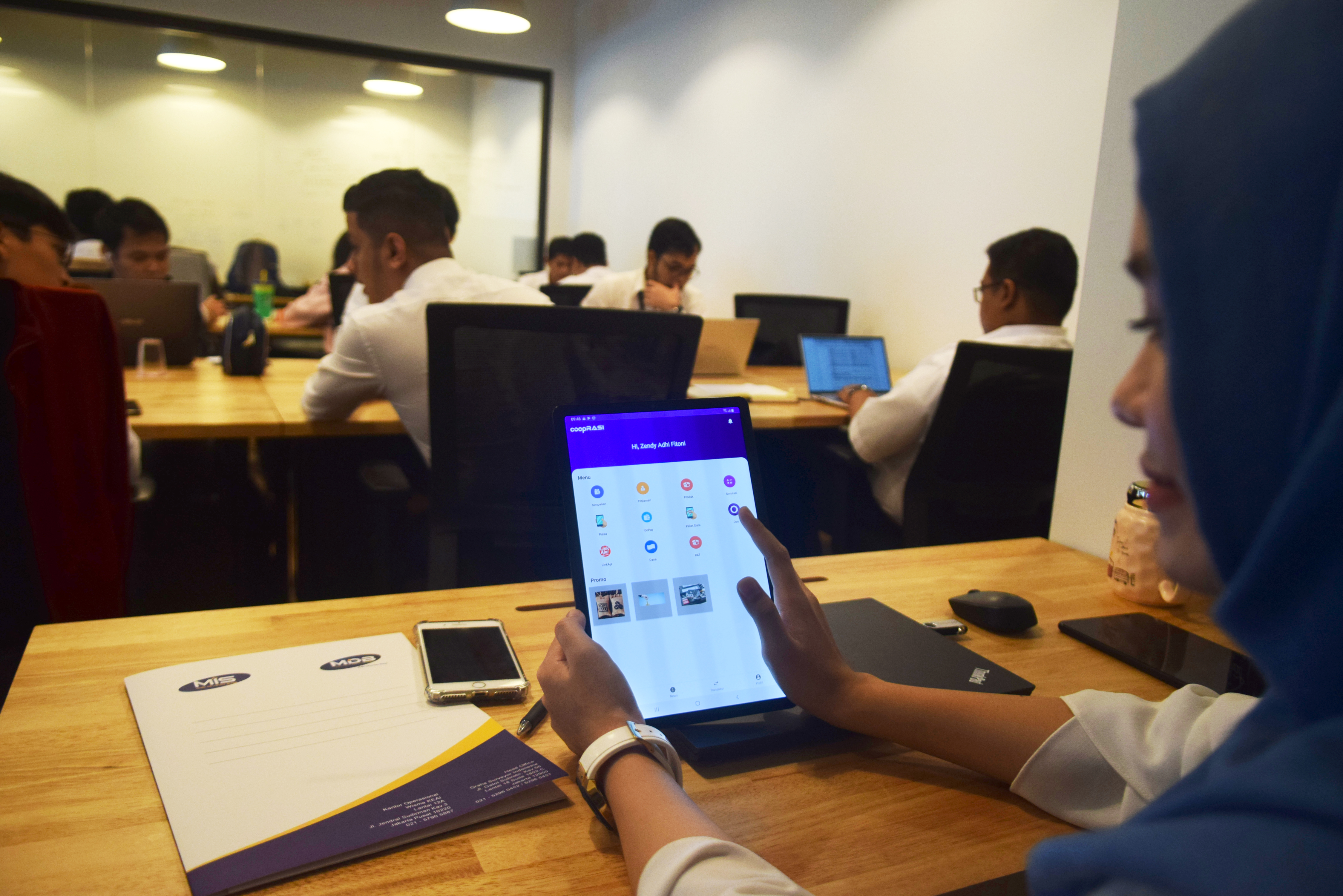 Karyawan perusahaan rintisan (startup) coopRASI menunjukkan tampilan aplikasi coopRASI di kantornya yang berada di Jakarta, Jumat (1/11).