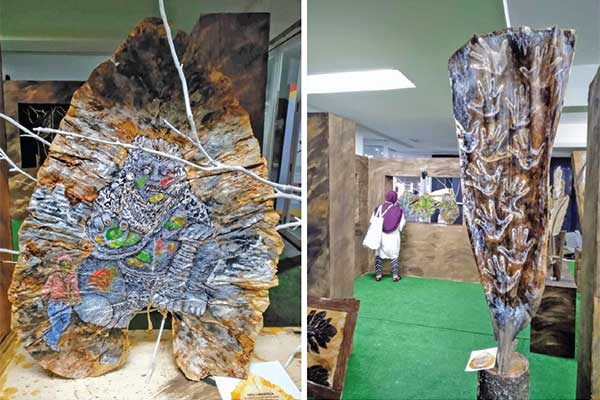 Retrospeksi Andhi Wahyudi atas arca Dwarapala (kiri). Pengunjung melihat karya Andhi Wahyudi atas retrospeksinya di situs purbakala.