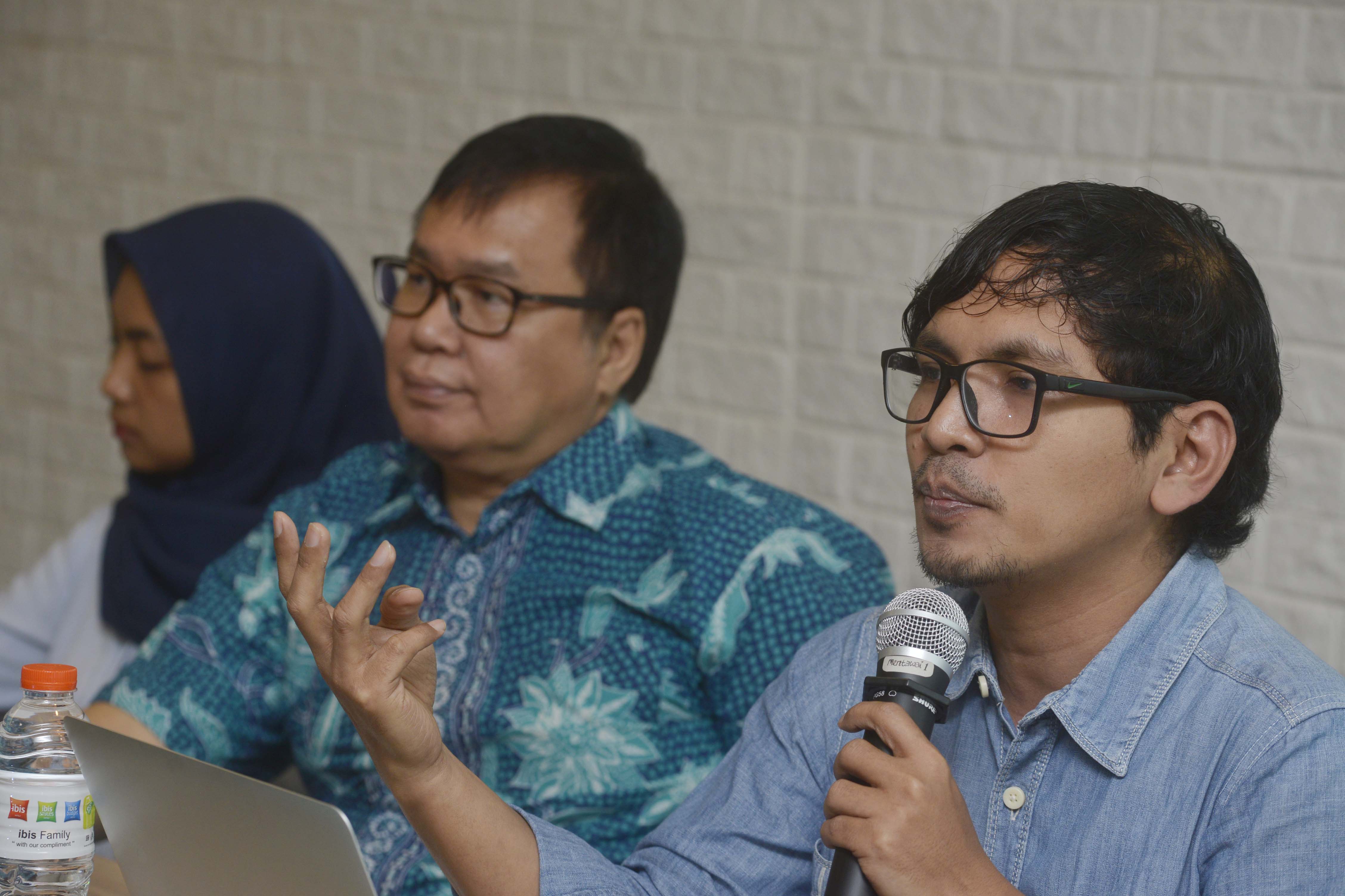 Wakil Ketua Setara Institute Bonar Tigor Naipospos (tengah) bersama dengan Direktur Riset SETARA Institute Halili (kiri)
