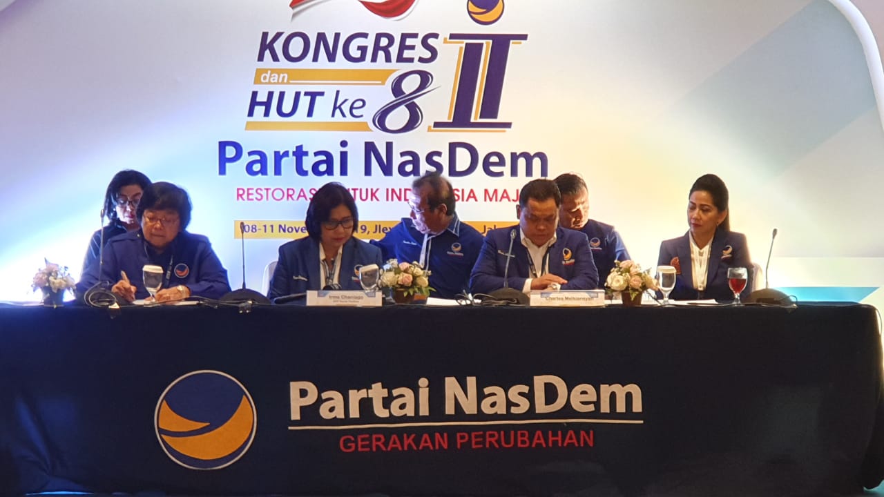 Menteri LHK Siti Nurbaya (kiri) memberi penjelasan tentang lingkungan pada Sidang Komisi Rekomendasi Politik Kongres NasDem.