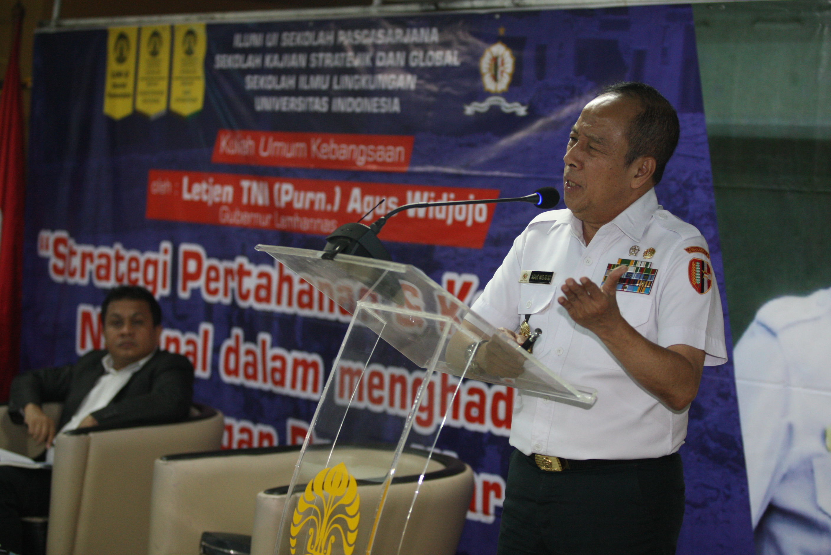 Gubernur Lemhanas Agus Widjojo (kanan) 