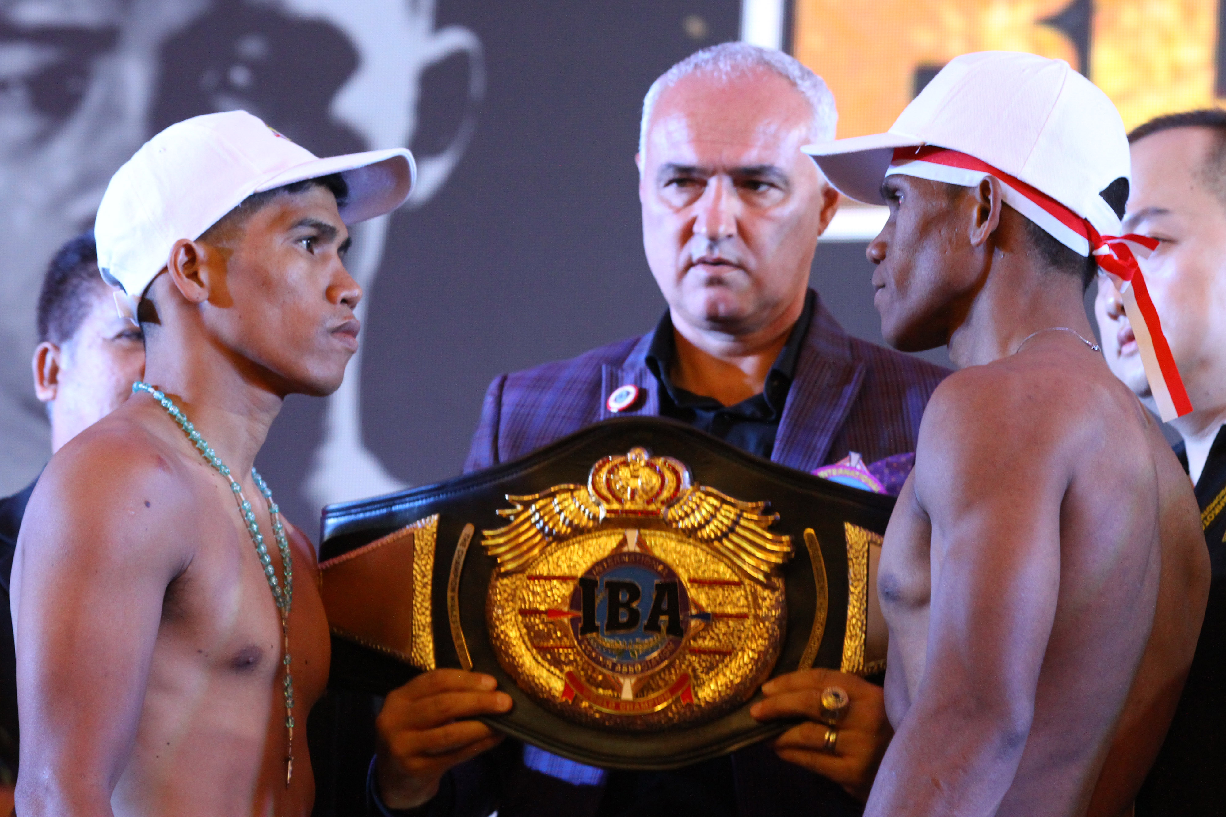 Ongen Saknosiwi Rebut Sabuk Juara Dunia Kelas Bulu IBA