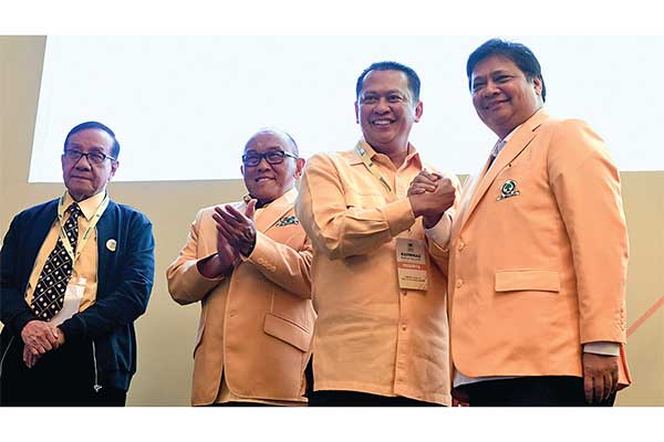 Ketua Umum Partai Golkar Airlangga Hartarto (kanan) berjabat tangan dengan Ketua MPR Bambang Soesatyo