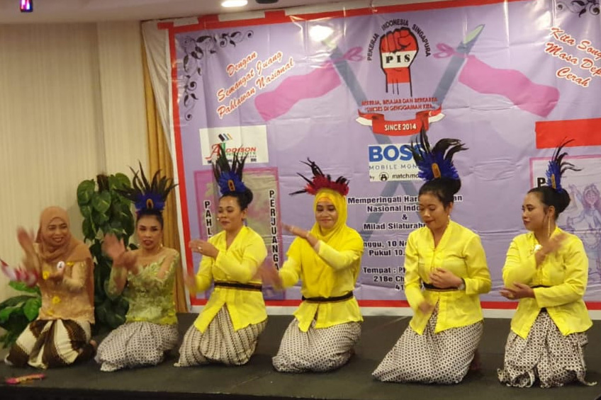 Pekerja migran dari organisasi PIS mengadakan peringatan Hari Pahlawan di Gedung Pertubuhan Kebangsaan Melayu, Singapura, Minggu (10/11).