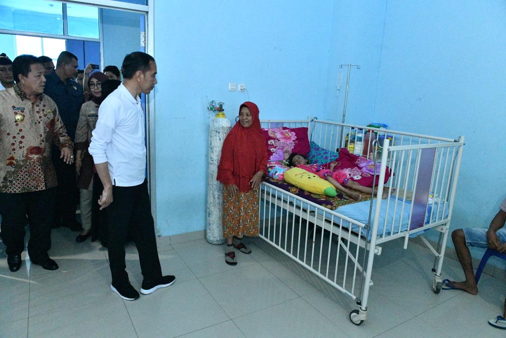Presiden Joko Widodo saat blusukan ke RSUD Dr H Abdul Moeloek yang terletak di Kota Bandar Lampung, Jumat (15/11/2019).