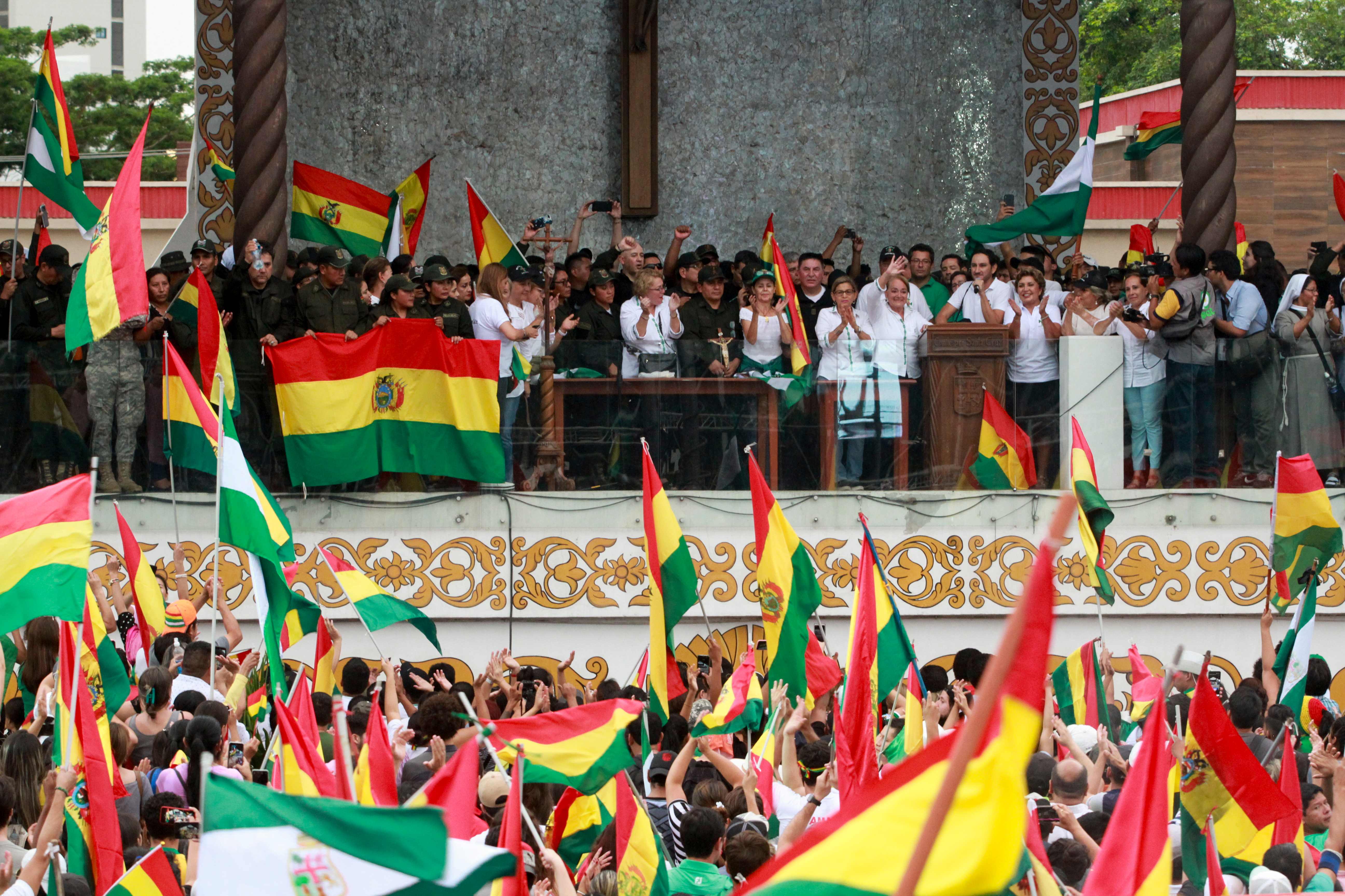 Masyarakat Bolivia melakukan perayaan di Kota Santa Cruz setelah Presiden Evo Morales menyatakan mengundurkan diri.   