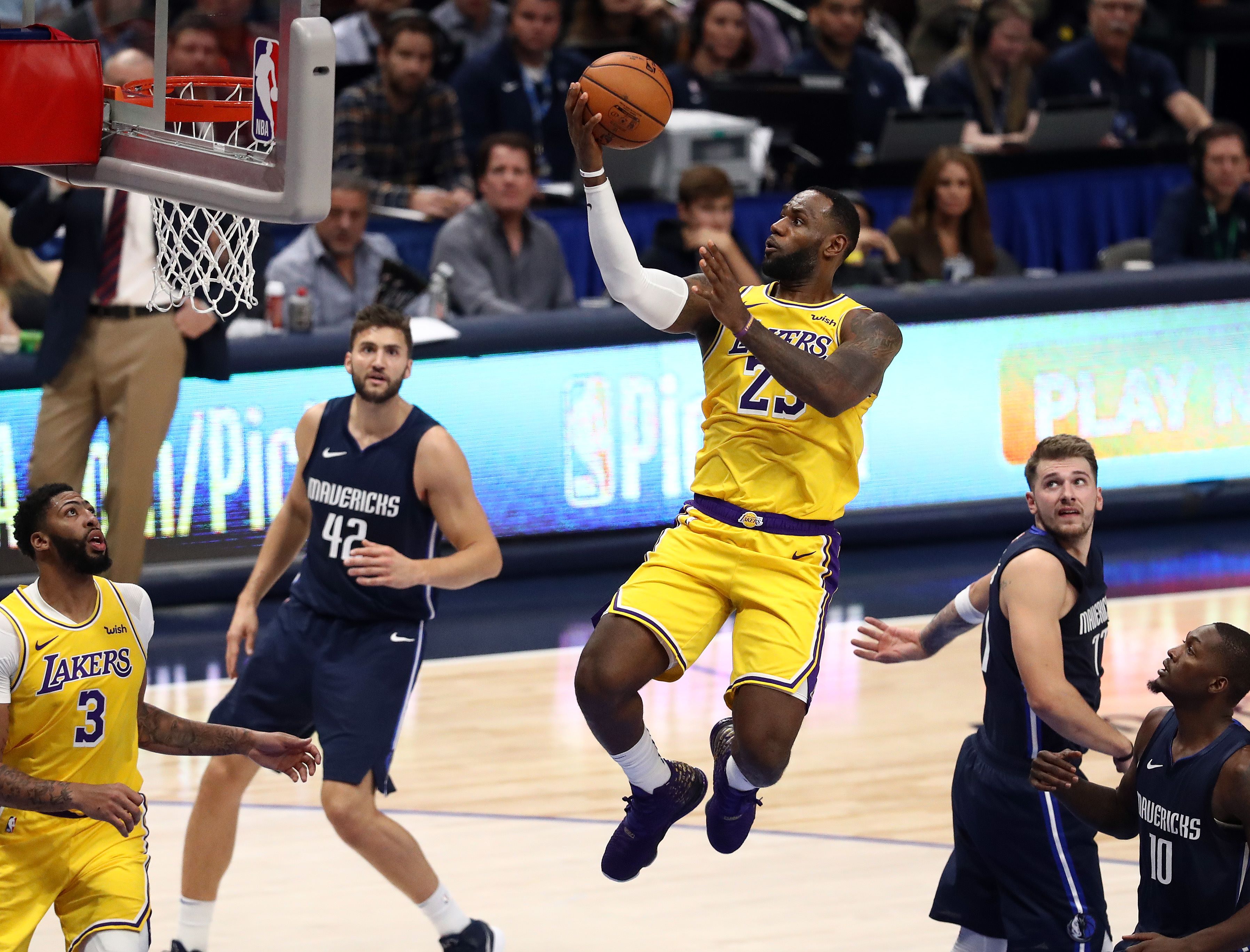 Lebron James melakukan layup dalam laga NBA antara Los Angeles Lakers dan Dallas Mavericks