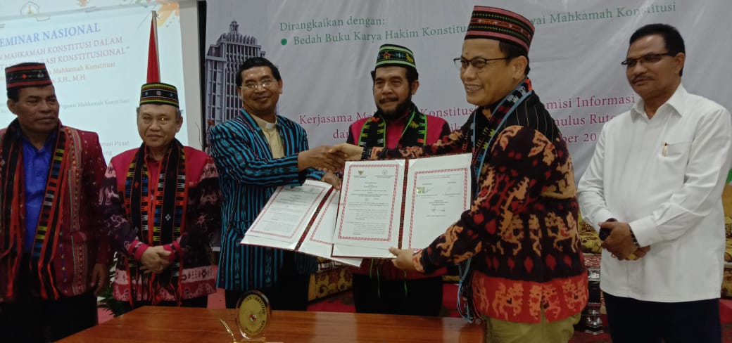 Penandatnganan MoU antara Mahkamah Konstitusi, Komisi Informasi Pusat, dan Unika Santo Paulus Ruteng, Jumat (29/11).