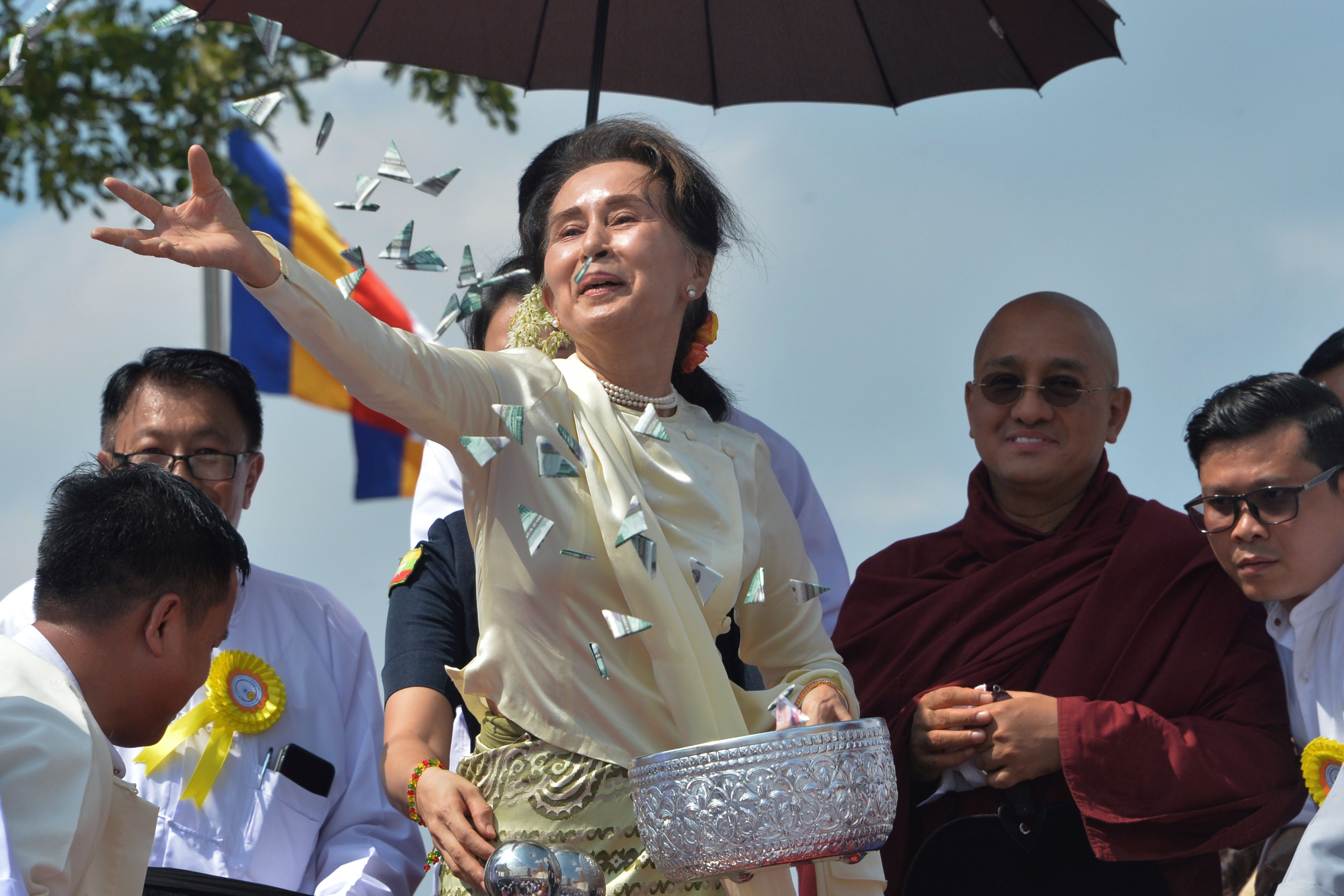 Tokoh demokrasi terkemuka Aung San Suu Kyi (tengah).
