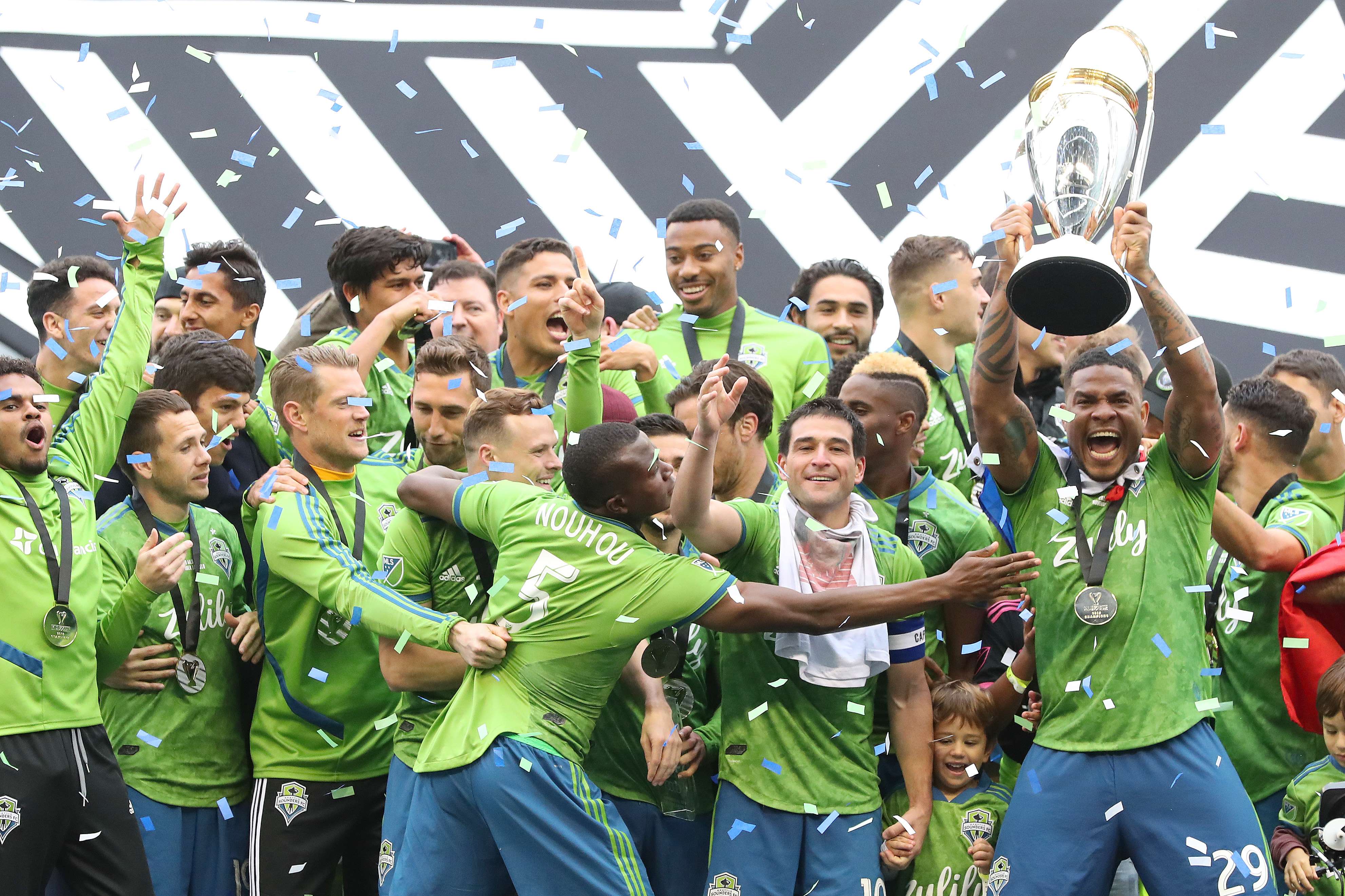 Para pemain Seattle Sounders merayakan keberhasilan mereka menjadi juara Piala MLS.