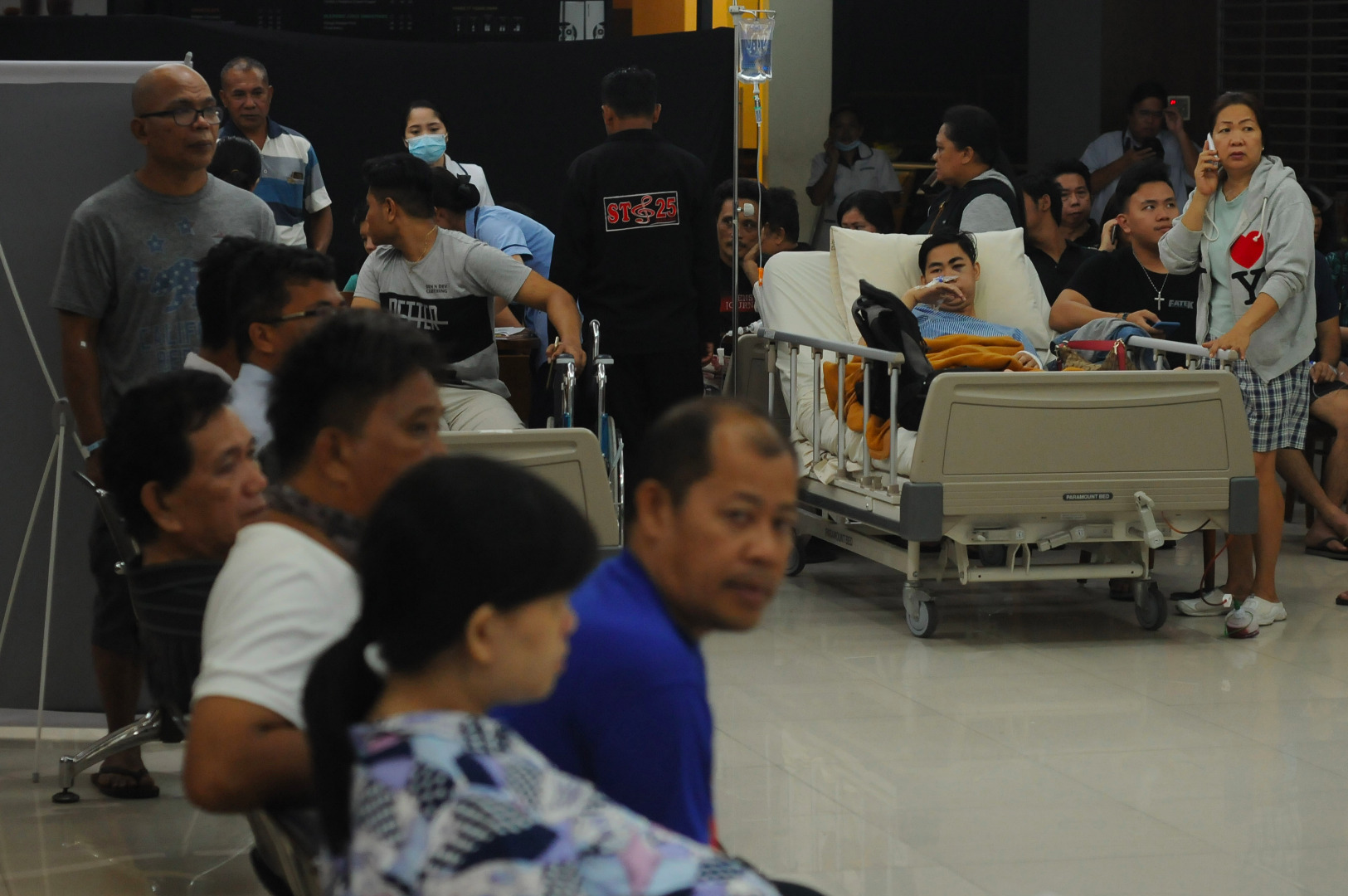 Sejumlah pasien dan keluarga berada di lobi rumah sakit Siloam seusai terjadi gempa di Manado, Sulawesi Utara, Jumat (15/11/2019)