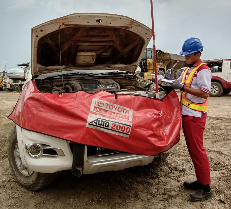 Teknisi Auto2000 melakukan servis 