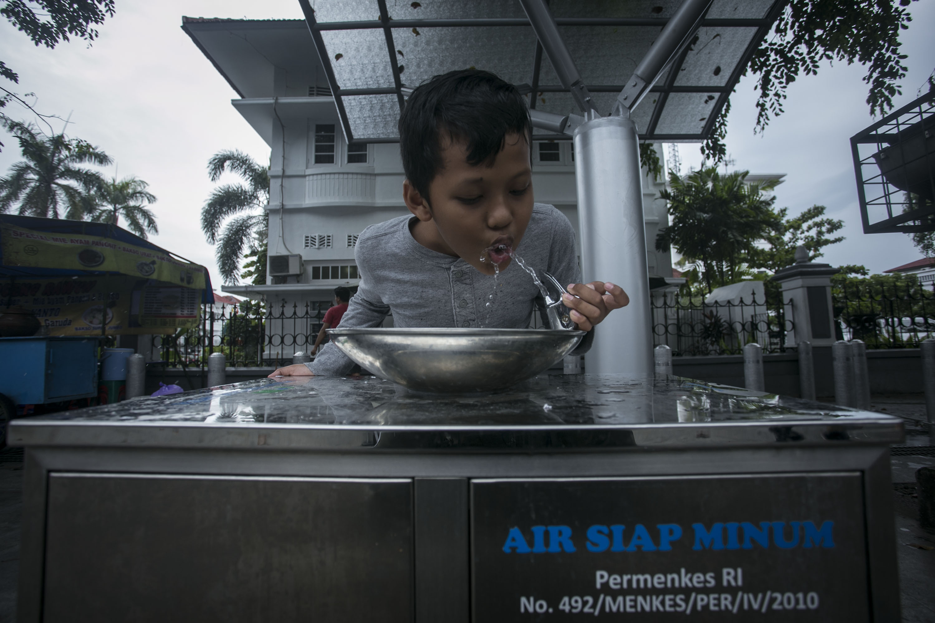 Ilustrasi--Seorang anak meminum air dari fasilitas keran di kawasan Malioboro, Yogyakarta, DI Yogyakarta.