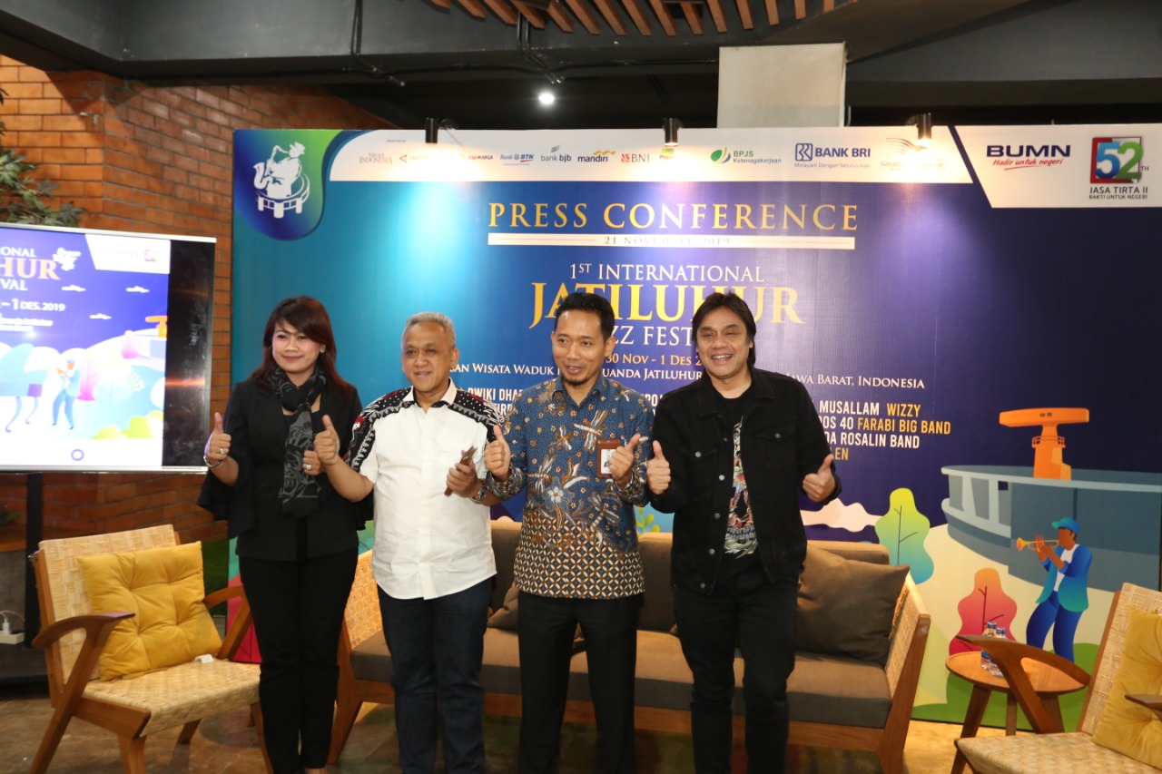 Direktur Utama Jasa Tirta II, U. Saefudin Noer (kedua dari kiri) foto bersama seusai konferensi pers, Jumat (29/11)