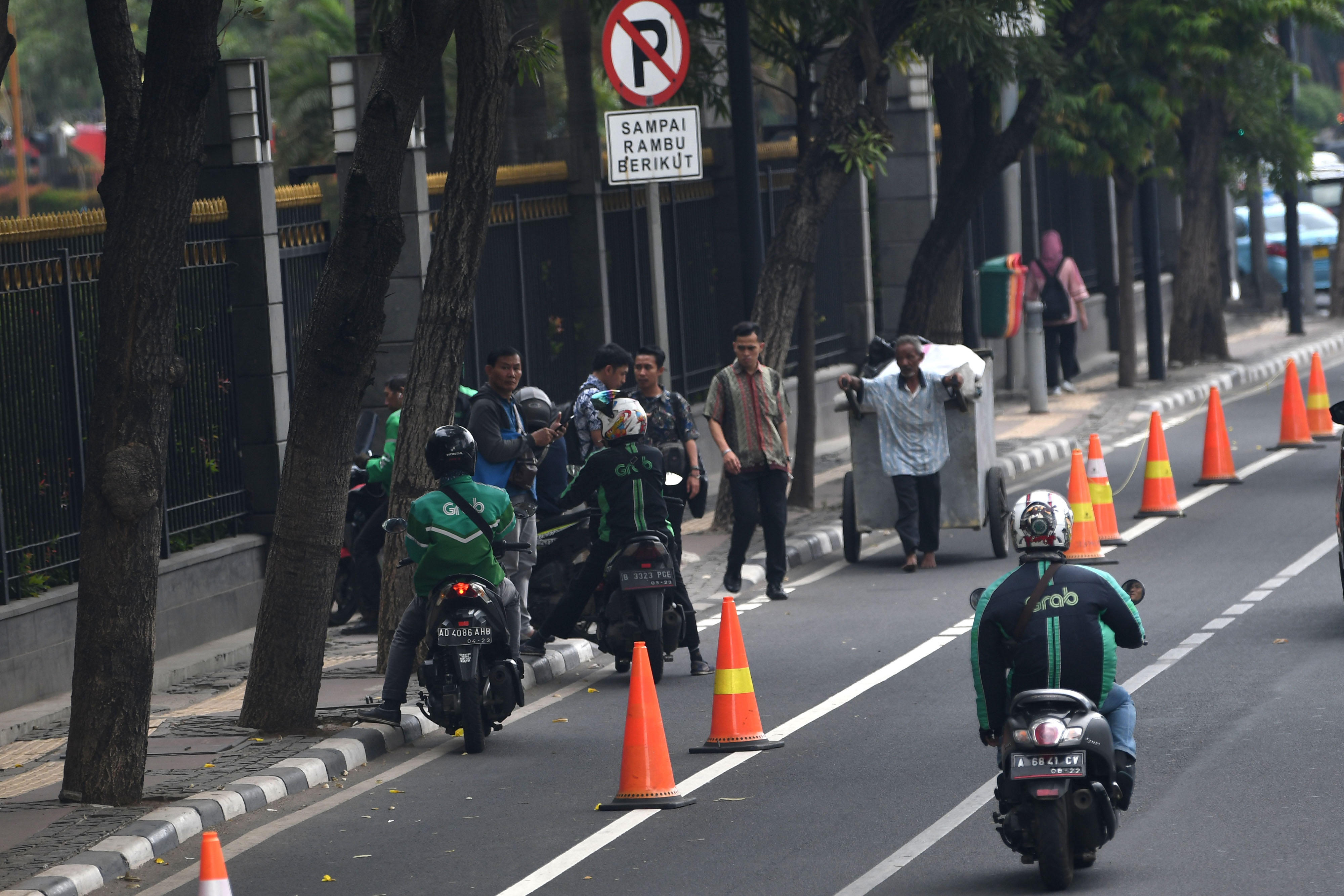 Ilustrasi--Sejumlah pengendara sepeda motor melanggar jalur sepeda di Jalan MH Thamrin, Jakarta.