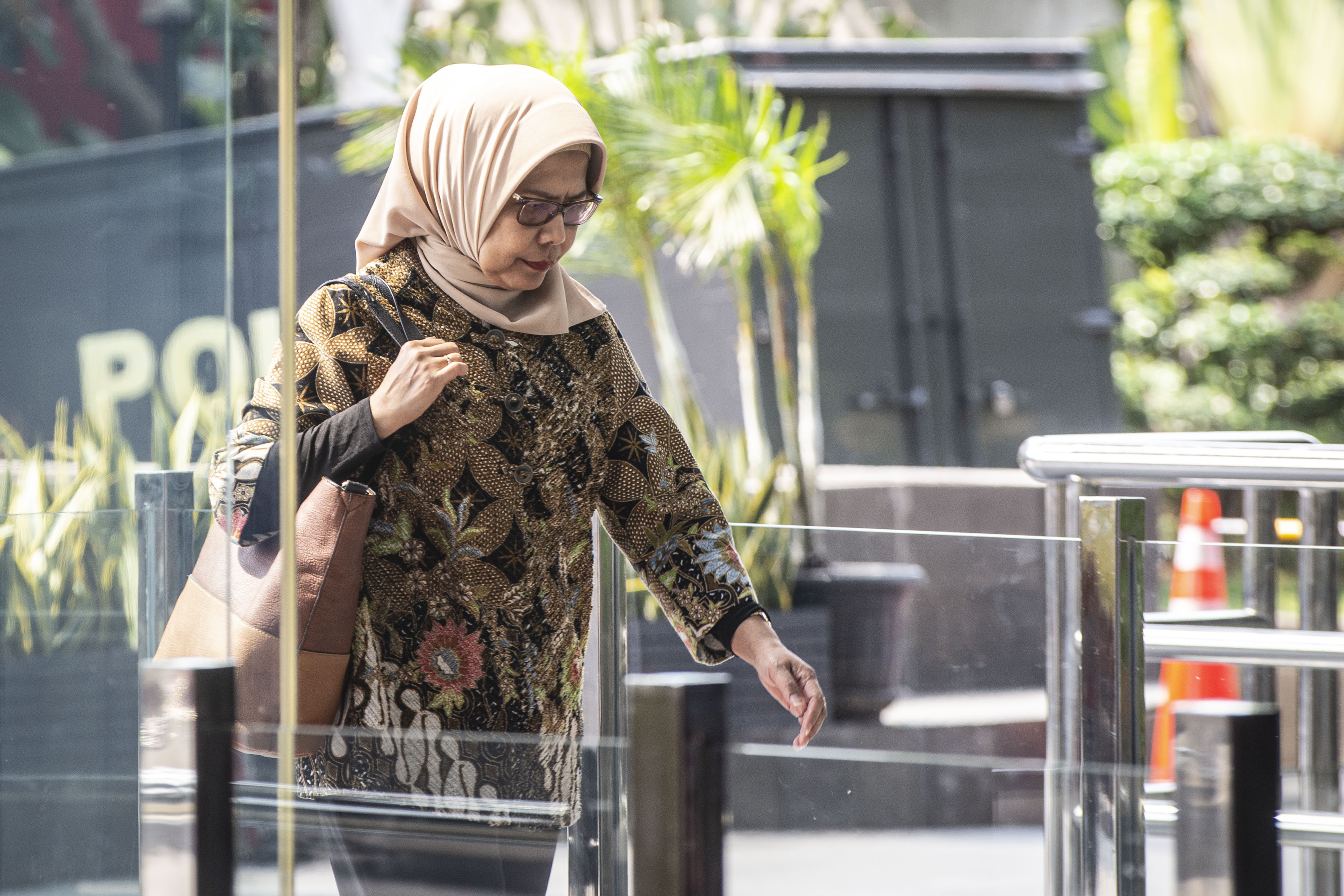 Direktur Utama PT Jasa Marga (Persero) Desi Arryani bersiap menjalani pemeriksaan di Gedung KPK, Jakarta, Kamis (21/11)