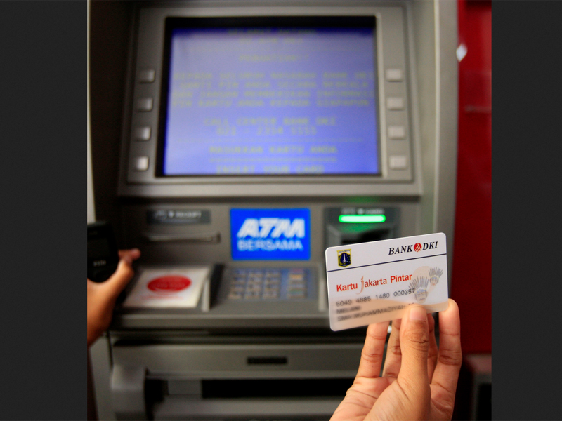  Pemegang kartu Jakarta pintar (KJP) melakukan transaksi di ATM Bank DKI di Kemayoran, Jakarta