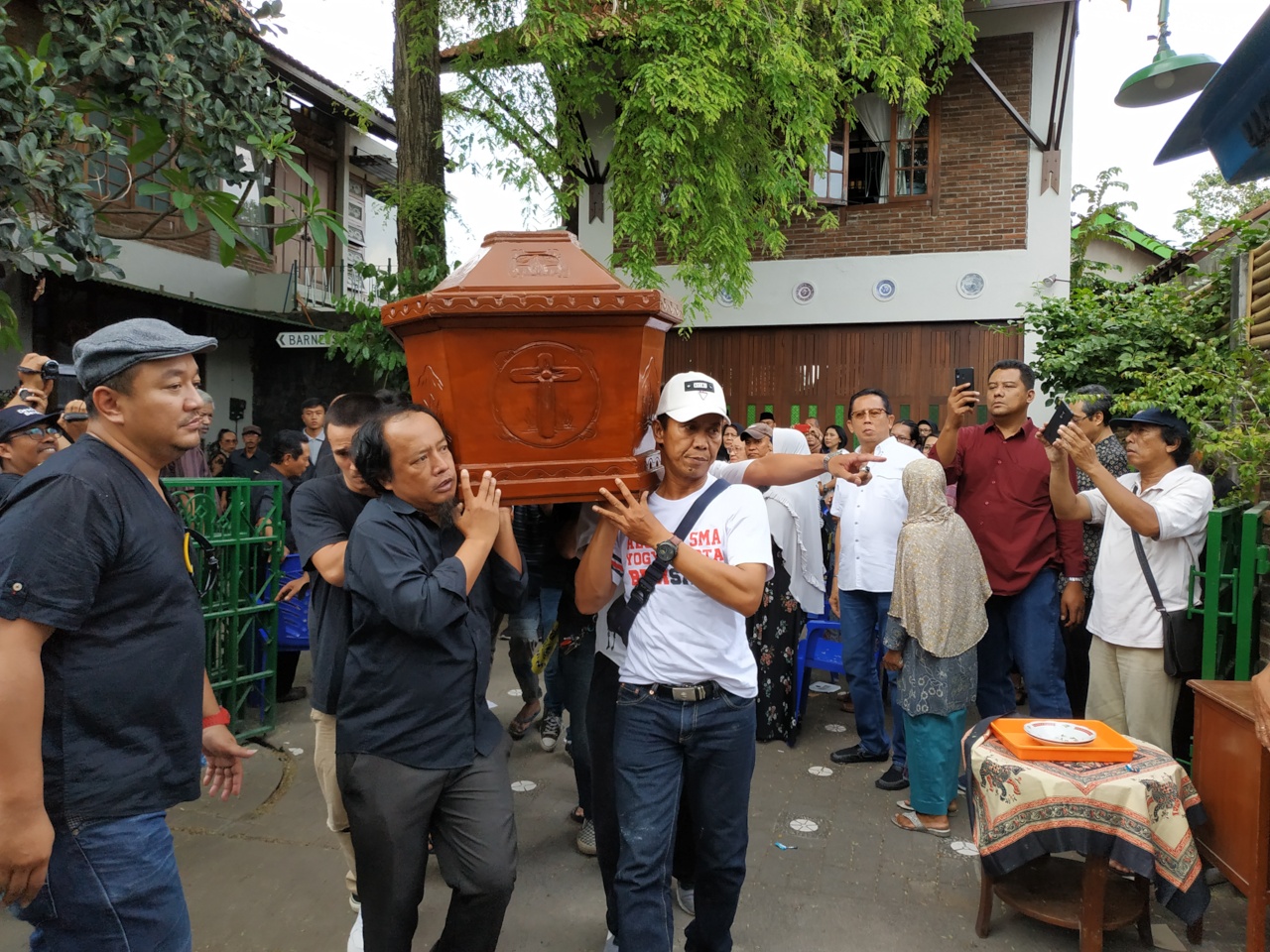 Sejumlah orang mengusung peti  jenazah Djaduk Ferianto yang meninggal hari ini di kediamannya, Rabu (13/11/2019).  