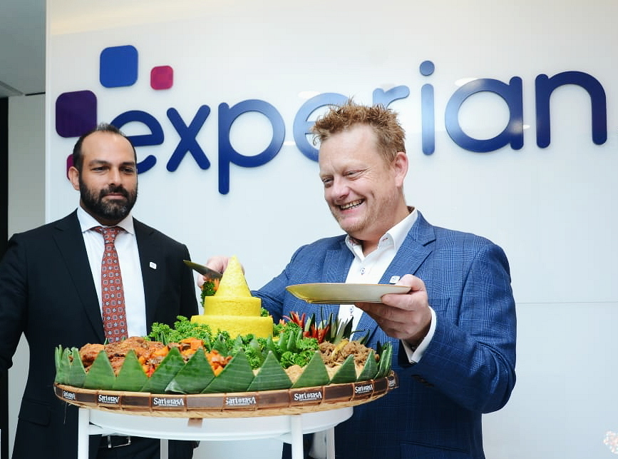 Acara potong tumpeng saat peresmian kantor baru Experian Indonesia di Jakarta.