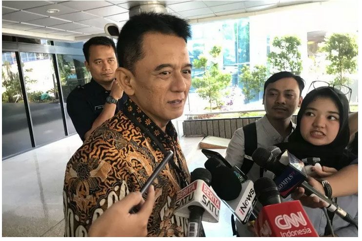 Mantan Komisioner KPK Chandra Hamzah, Senin (18/11), mendatangi Kantor Kementerian BUMN, Jalan Merdeka Selatan. 