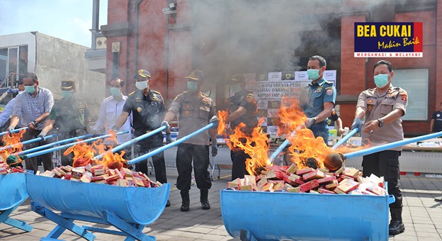 Bea Cukai Denpasar Musnahkan Ribuan Barang Ilegal Senilai 1,3 Mil