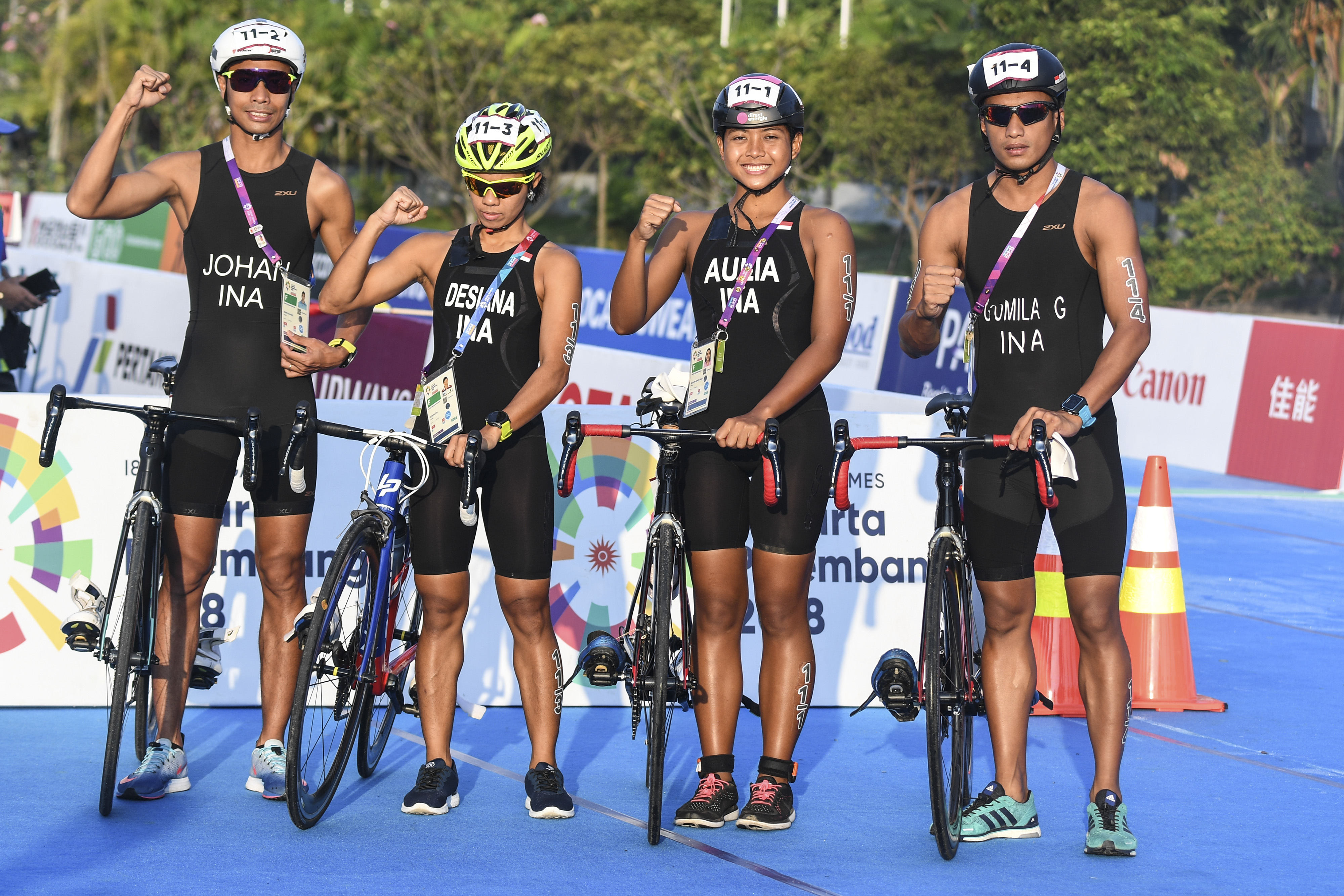 TRIATHLON CAMPURAN: Tim Indonesia Jauhari johan (kiri), Eva Desiana (kedua kiri), Asihta Aulia Azzahra (ketiga kiri) dan Andi Gumilang Lawel