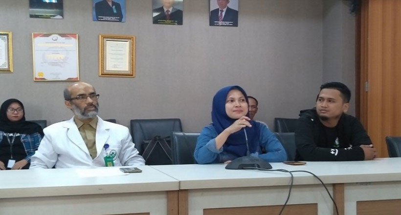 Orang tua Ardan dan Ardi, Hesti Novianti (tengah) dan Berry (kanan) saat memberikan keterangan dalam konferensi pers di RSAB Harapan Kita  