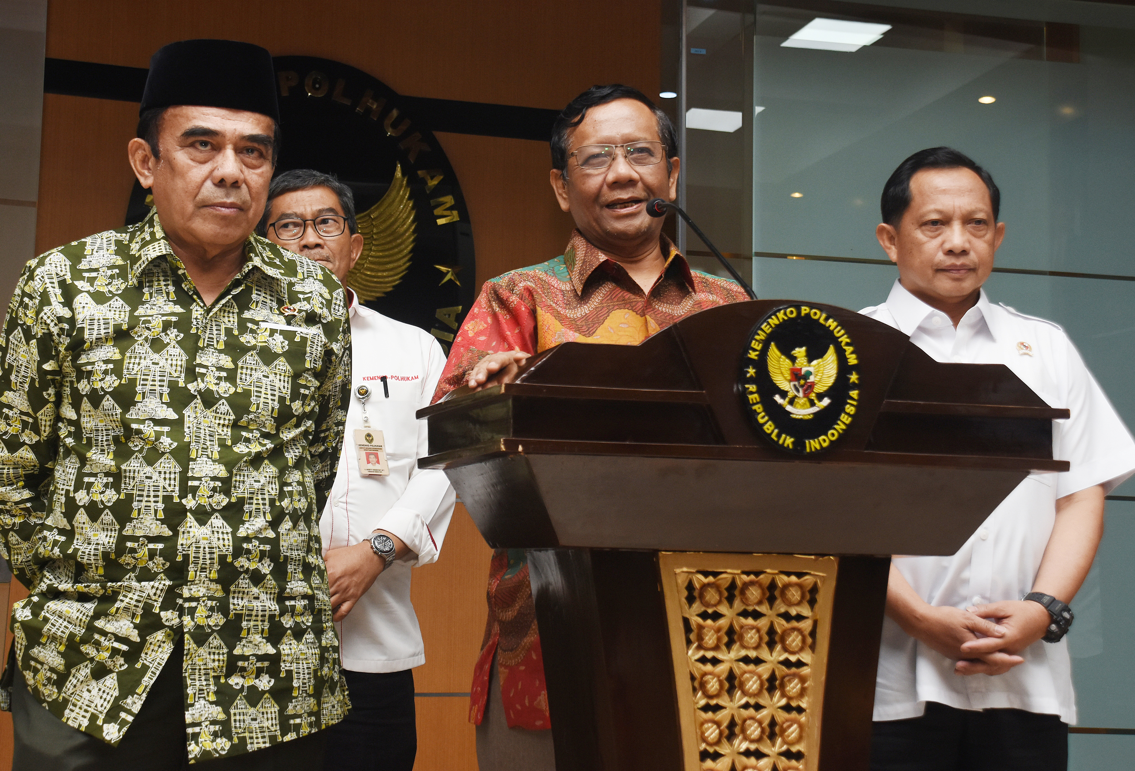 Menkopolhukam Mahfud MD (kedua kanan) didampingi Menteri Agama Fachrul Razi (kiri) dan Mendagri Tito Karnavian (kanan)