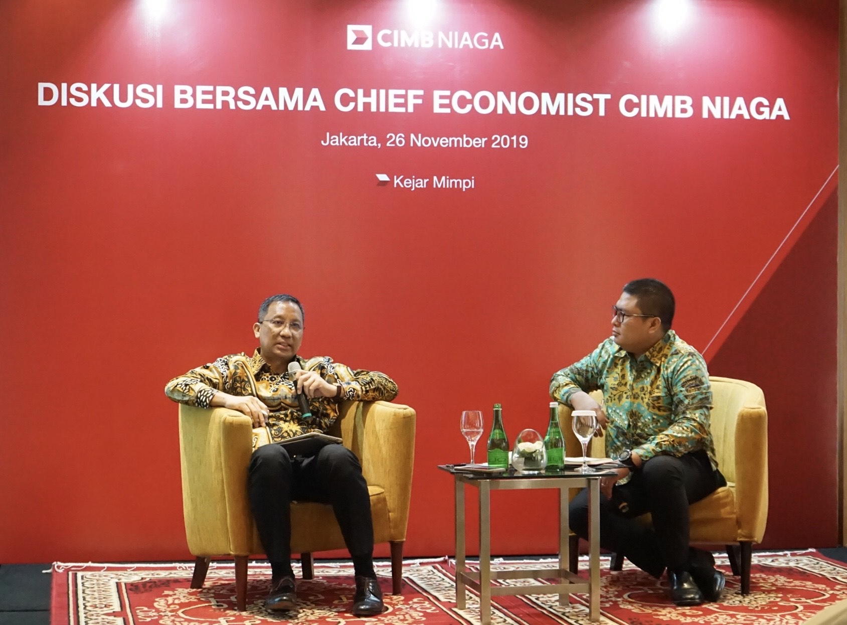 Kepala Ekonom CIMB Niaga Adrian Panggabean (kiri) bersama Media Relations Group Head CIMB Niaga Deddy T. Hasibuan (kanan)