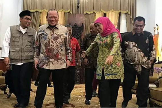 Ketua DPD La Nyalla Mattalitti (kedua kiri) saat bertemu Gubernur Jatim Khofifah Indar Parawansa (kedua kanan), Jumat (1/11).