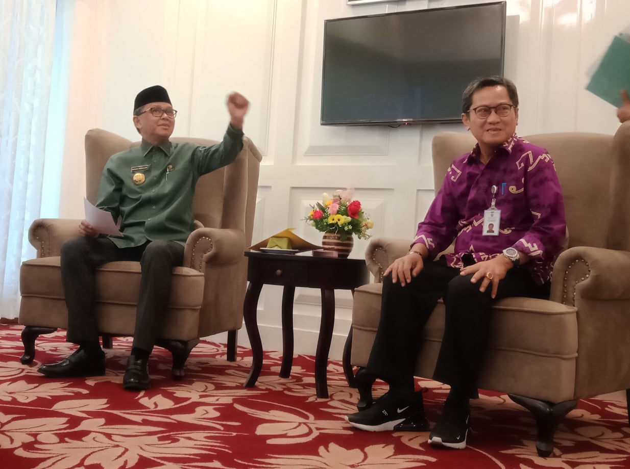 Gubernur Sulsel, Nurdin Abdullah (kiri) dan Kepala Dinas Tenaga Kerja Sulsel Agustinus Appang mengumumkan UMP 2020.