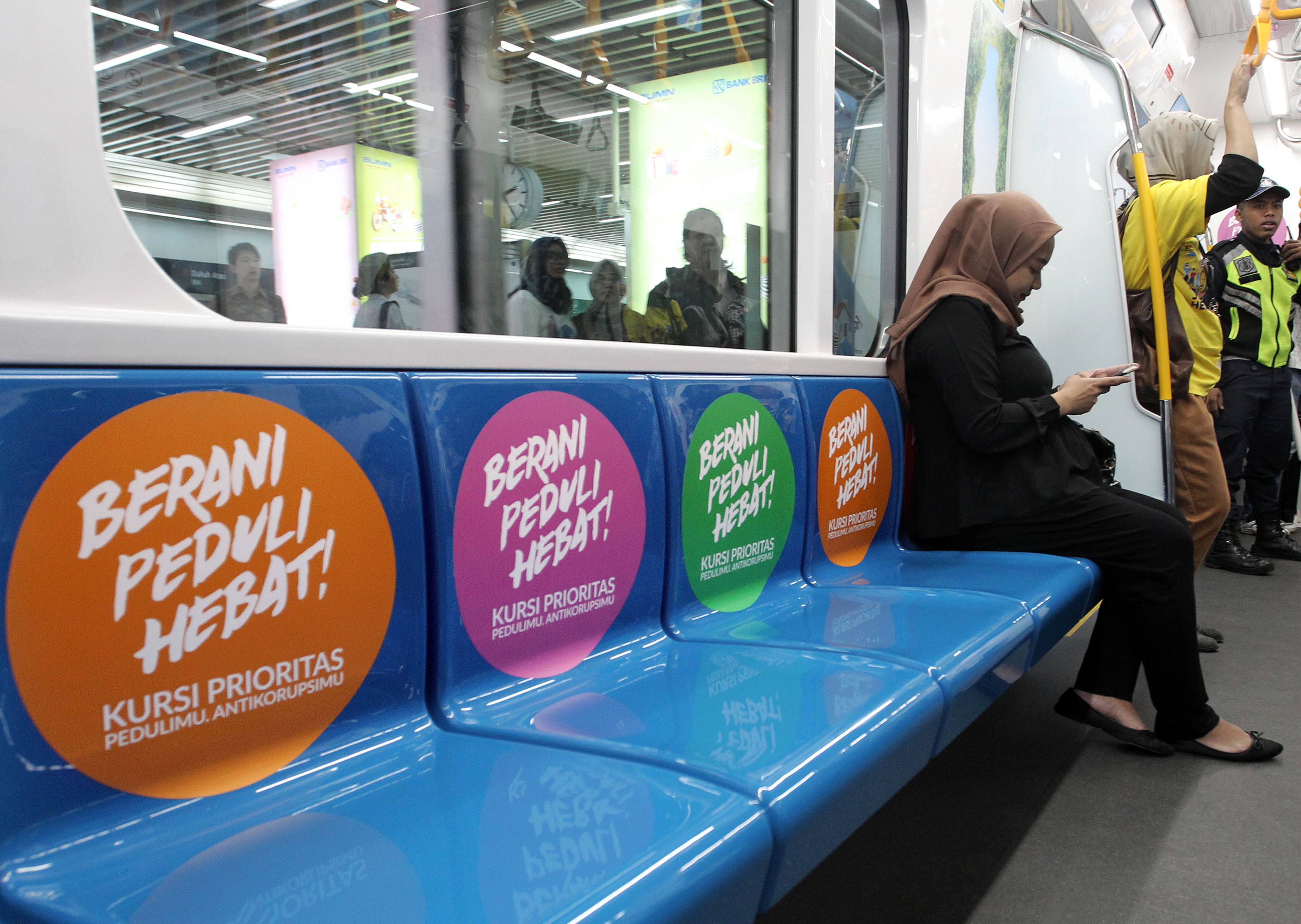 Suasana dalam MRT Jakarta