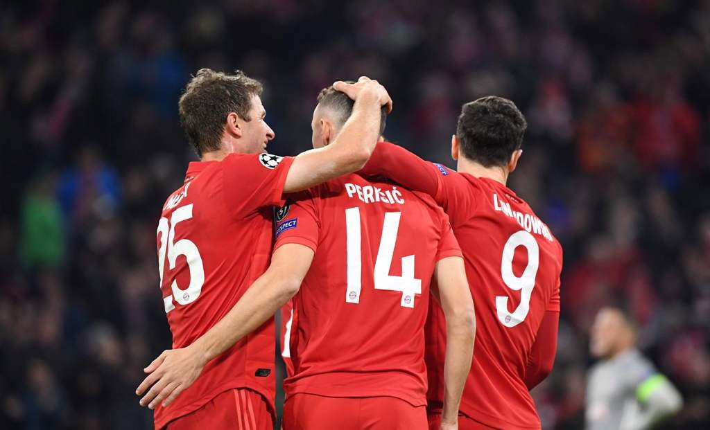 Para pemain Bayern Muenchen merayakan gol Ivan Perisic (tengah)  