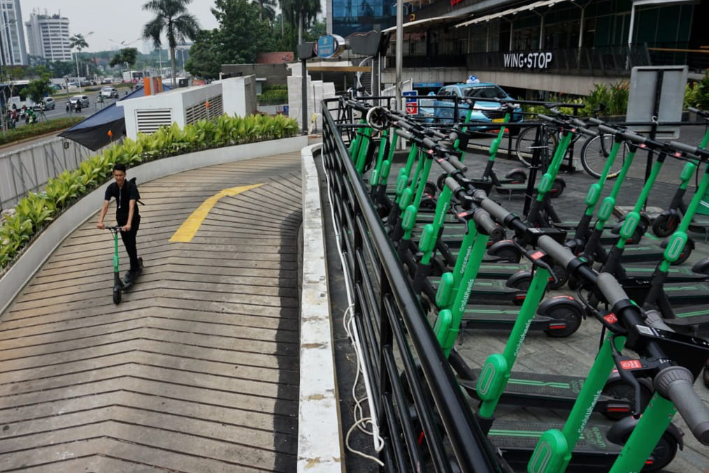 Warga menggunakan otopet atau skuter listik di Jakarta, Rabu (13/11/19).