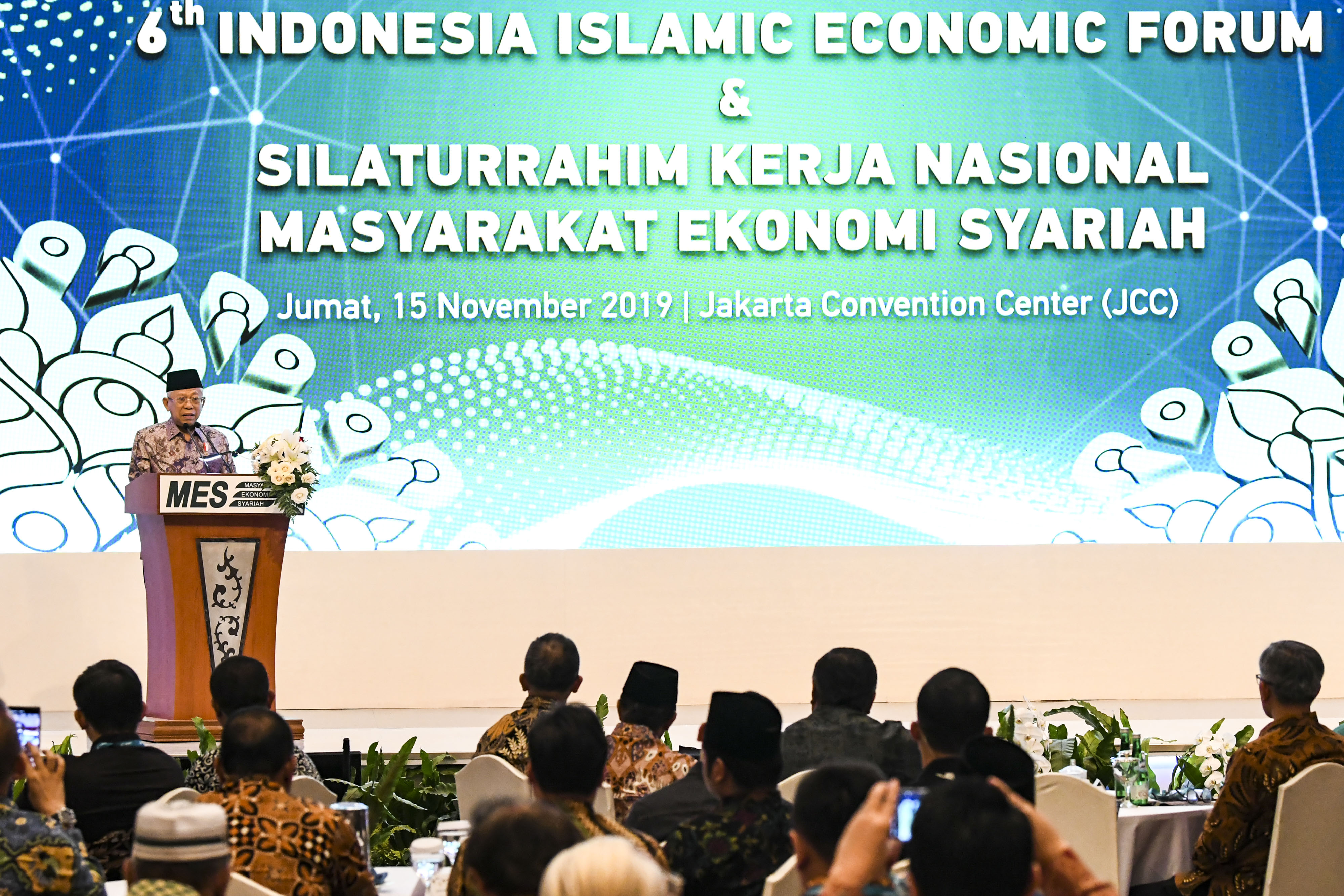 Wakil Presiden Ma'ruf Amin memberikan sambutan pada acara Silaturahim Kerja Nasional (Silaknas) Masyarakat Ekonomi Syariah (MES) di Jakarta